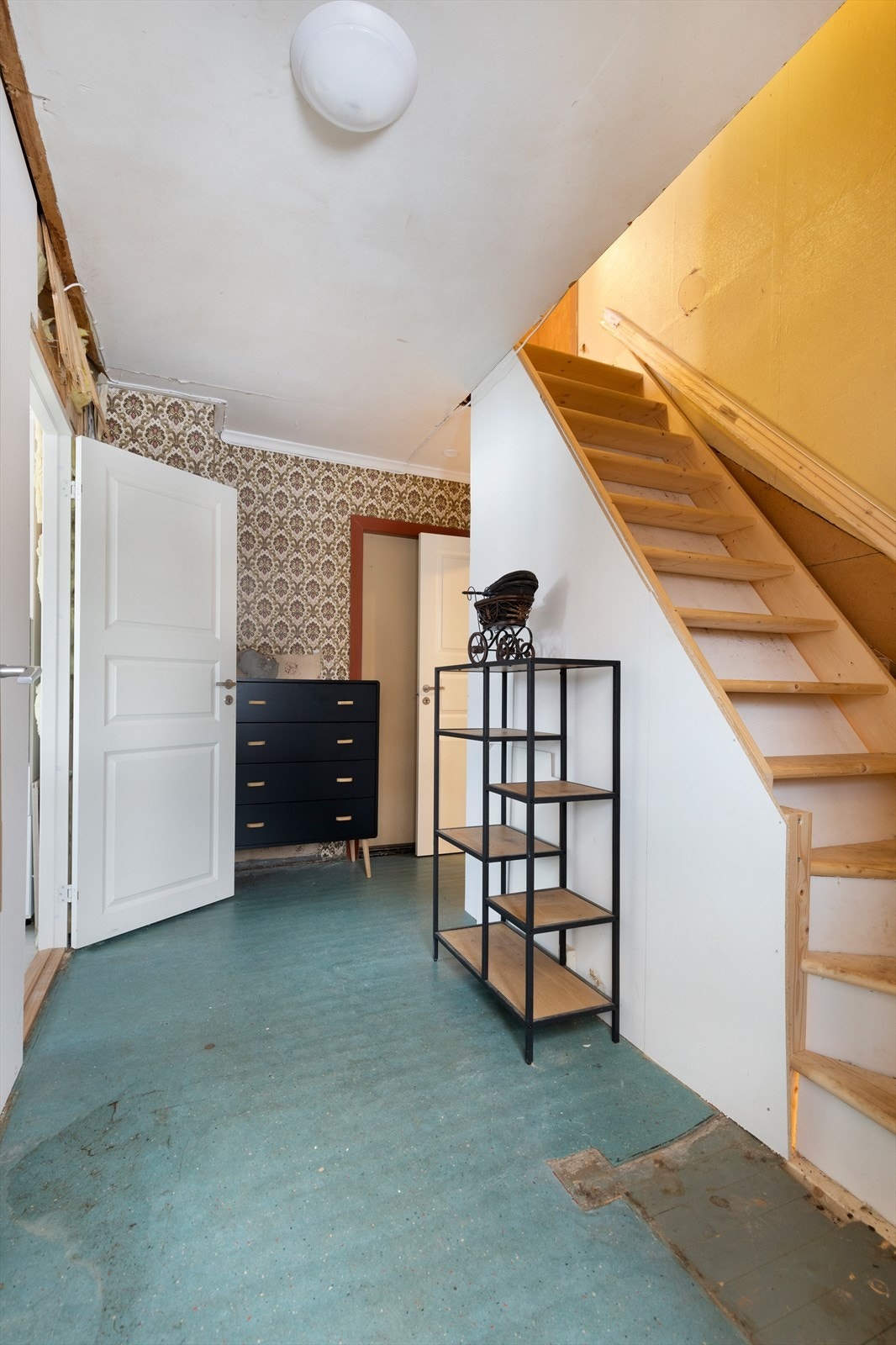 Gang med nybygd trapp til loft (mangler rekkverk) Galleribilde