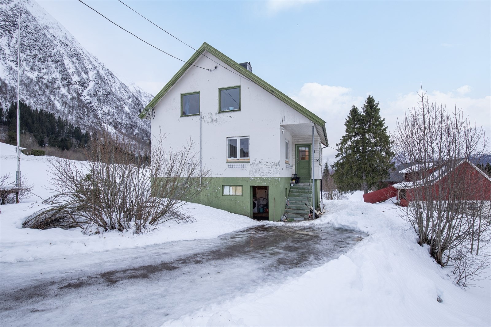 Enebolig med gruset vei helt til inngangspartiet Galleribilde