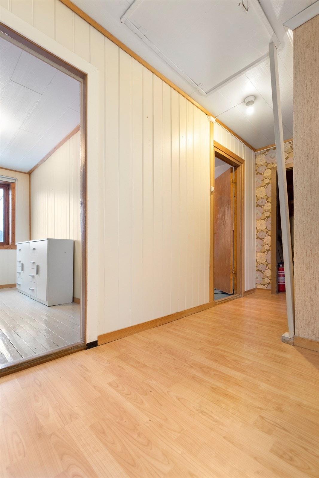 Gang i kjeller, med trapp opp til mørkeloft Galleribilde