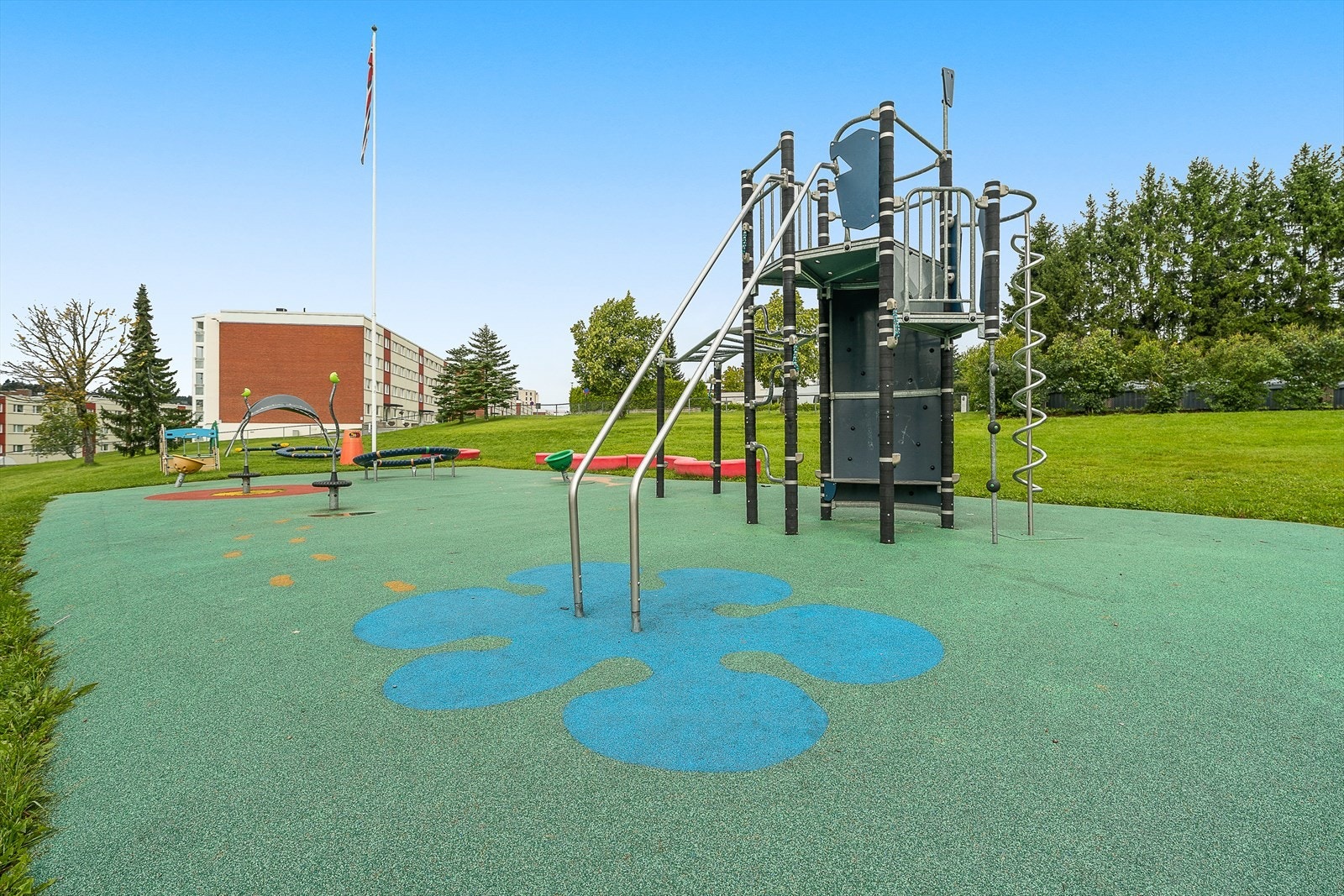 Moderne lekeplass til glede for de minste på borettslagets eiendom. Galleribilde