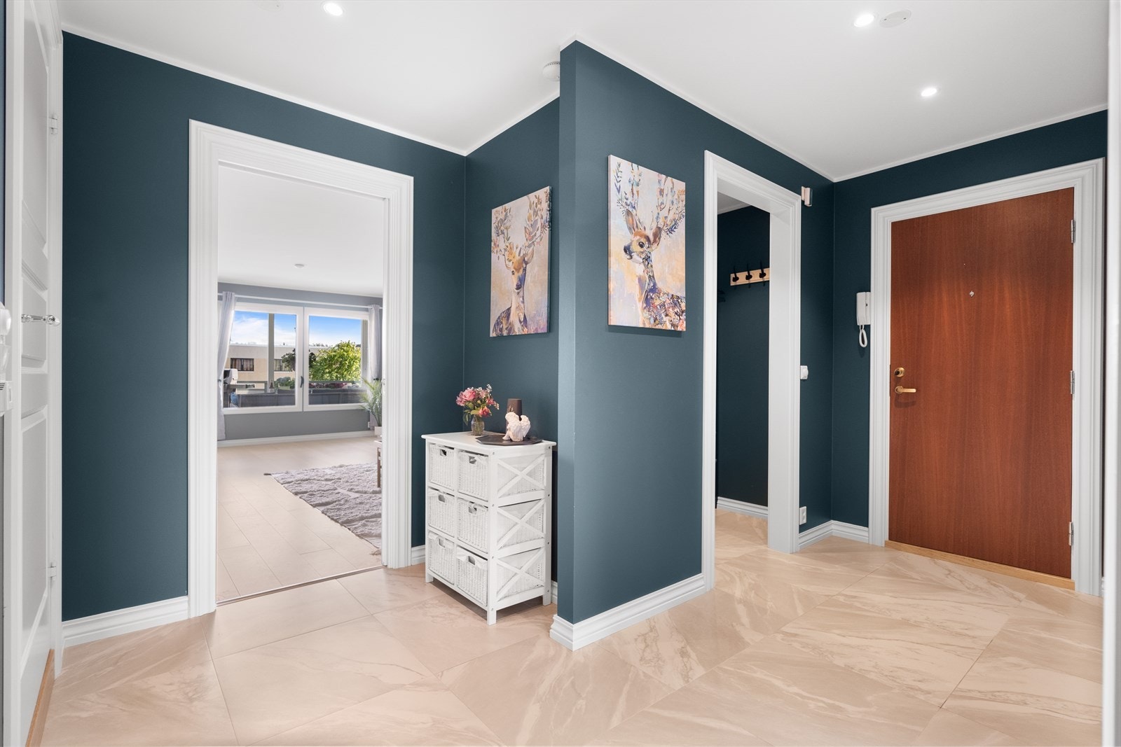 Leiligheten fremstår som strøken og klar for innflytting med bod/walk-in-closet i entreen Galleribilde