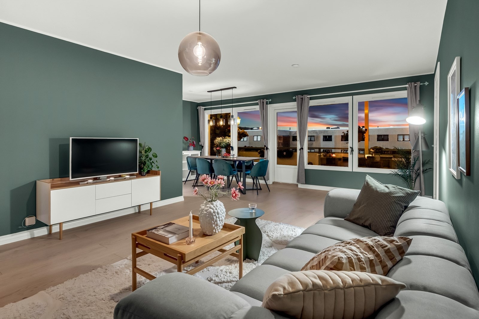 Denne familievennlige planløsningen gjør at rommet automatisk kvalifiserer for sosiale lag og hyggelige kvelder. Galleribilde