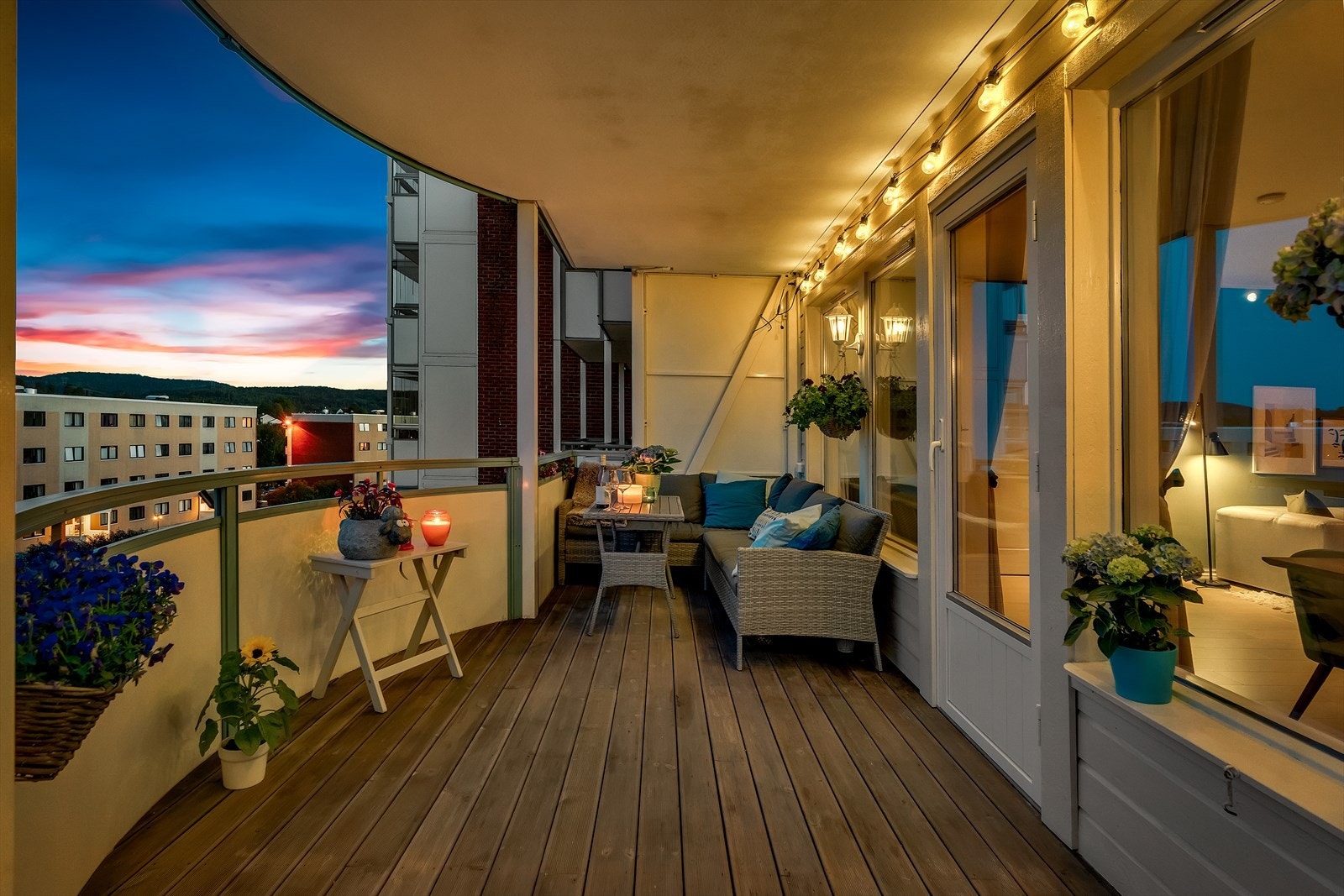 Her er alt tilrettelagt for en behagelig tilværelse, et perfekt sted for lange sommerdager og hyggelige selskap. Galleribilde