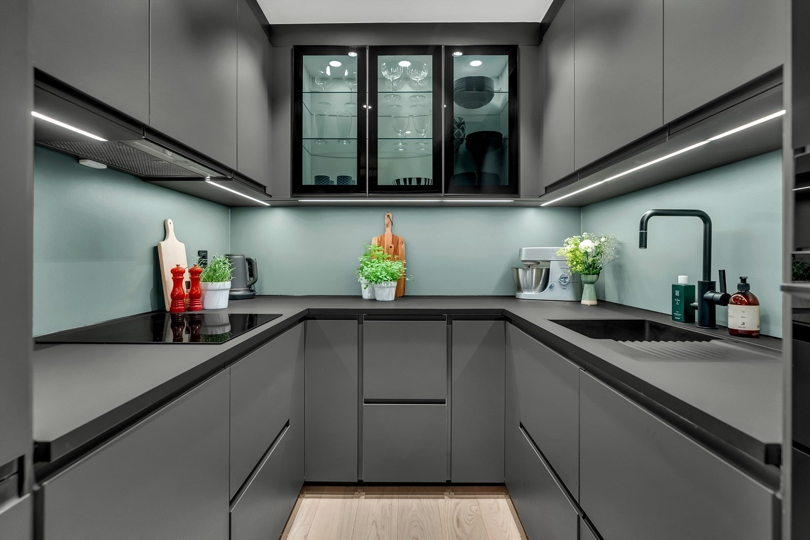 Innredningen har rikelig med overskap, underskap, belysning over benk, og gode arbeidsflater til hobbykokkens glede. Galleribilde