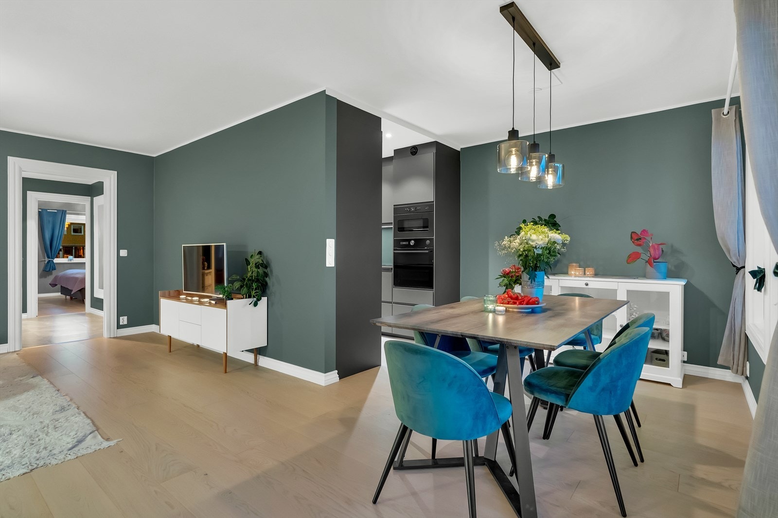 Sjeldent lekker, lys og usjenert 4r leilighet m/stor balkong, utsikt og påkostet standard fra 2021 i sin helhet. Galleribilde