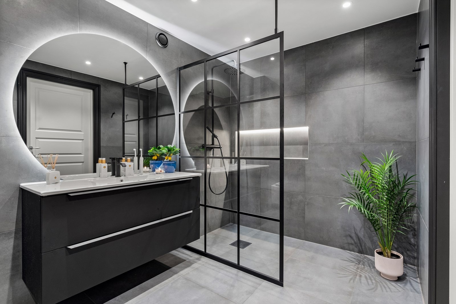 Delikat baderom pusset opp i 2021 av fagfolk - Vannrør av typen "rør i rørsystem" - Stikkledninger til hovedstamme er fra 2021 - Avløpsrør i plast. Galleribilde