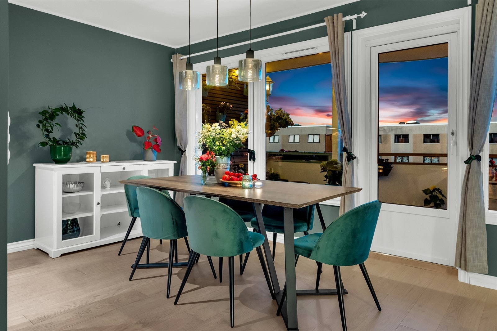 Knutepunktet mellom kjøkkenet og stuen er selvfølgelig det populære spiseområdet. Galleribilde