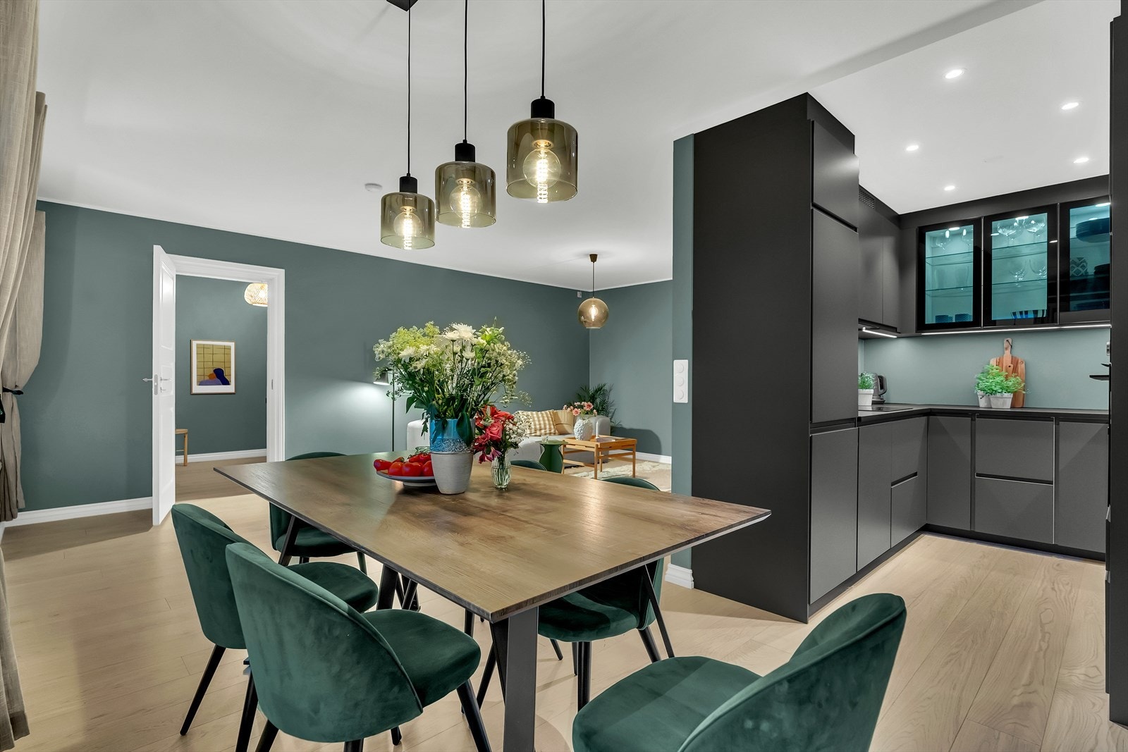 Dette er en sosial kjøkkenløsning der også kokken kan ha god kontakt med dem som måtte vente ved middagsbordet! Galleribilde