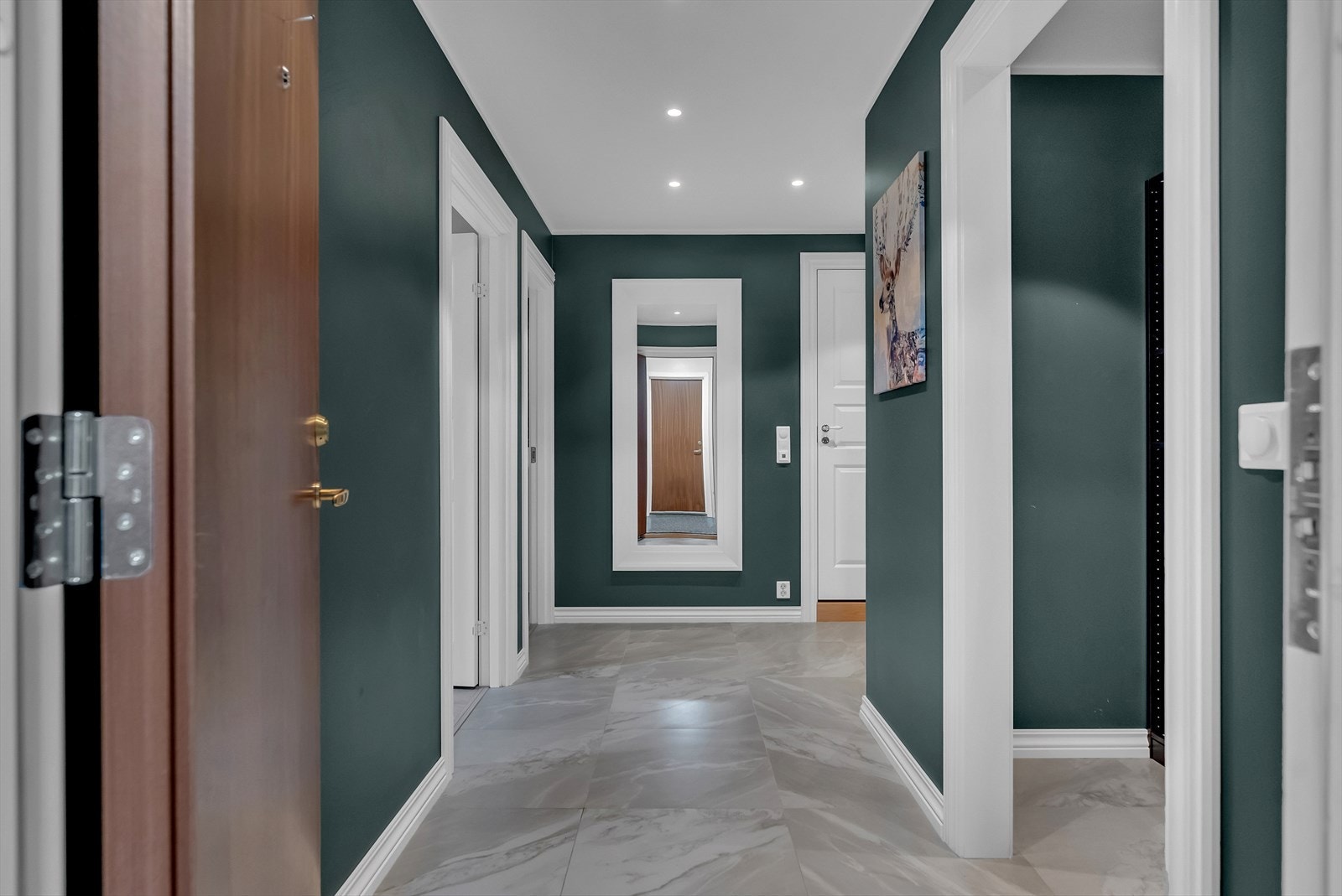 I det du kommer inn i leiligheten blir du møtt av et moderne uttrykk med en lys og åpen atmosfære. Galleribilde