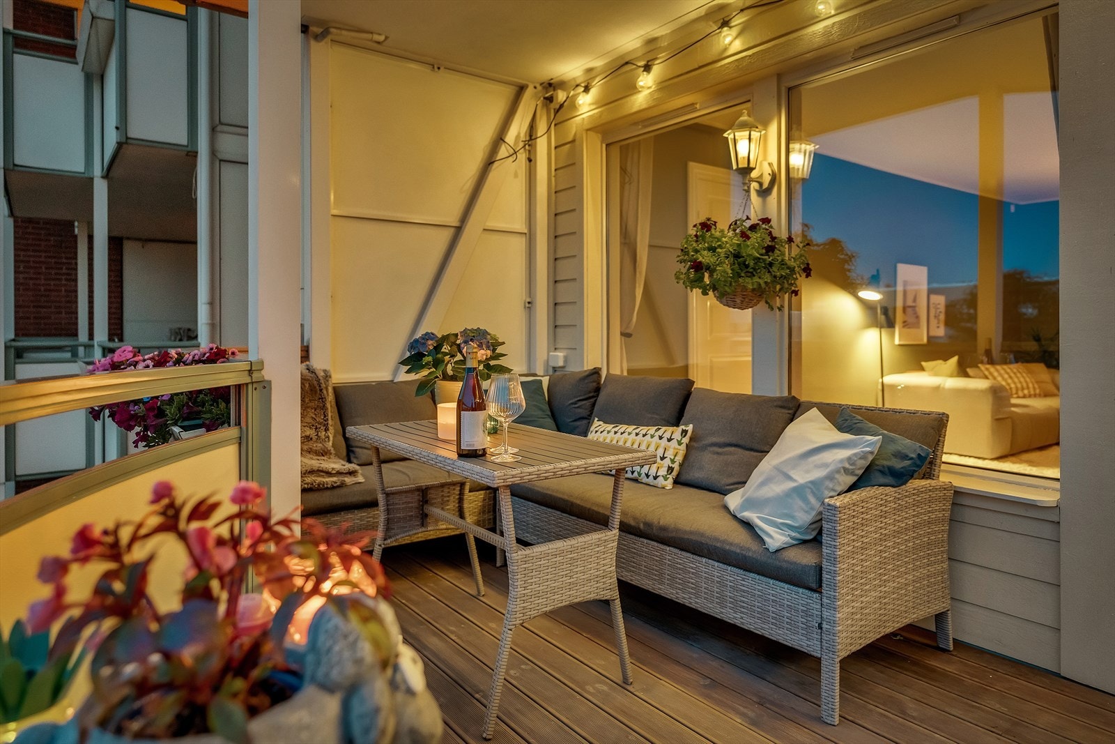 Etter middagen kan man forflytte seg til andre "soner" med lune omgivelser Galleribilde