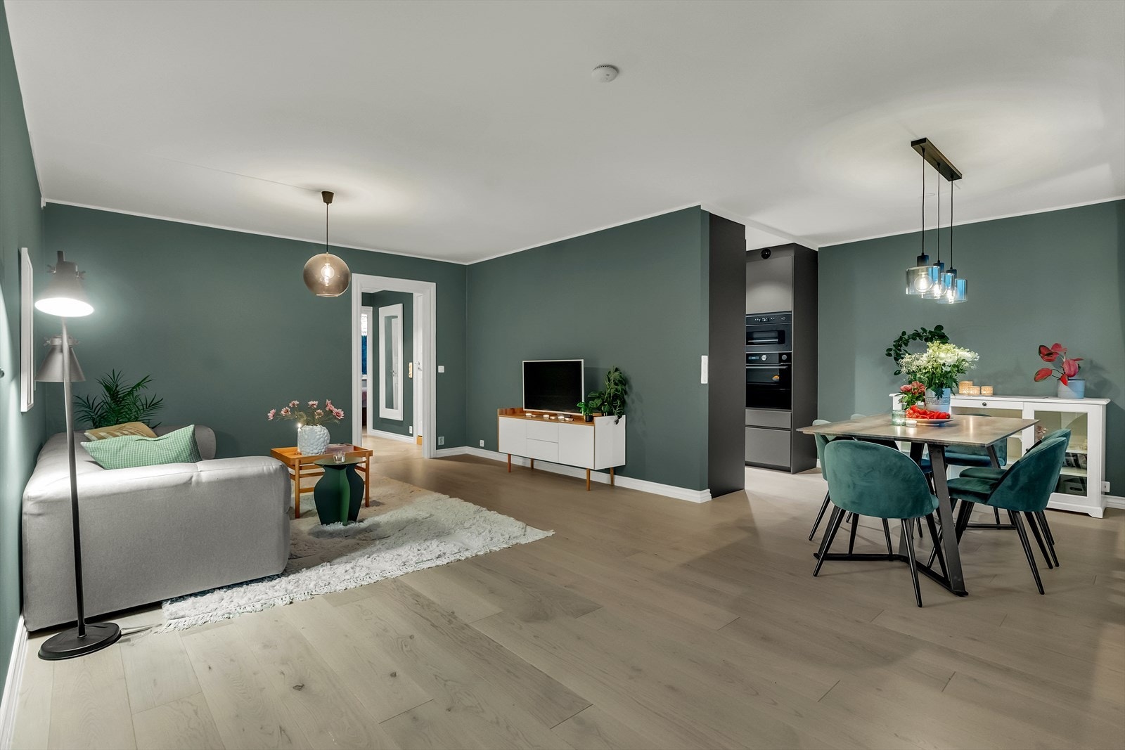 Stuen og kjøkkenet ligger med delvis åpen løsning, og sammen utgjør de et sosialt og delikat rom med funksjonelle arbeidsflater og gode møbleringsmuligheter. Galleribilde