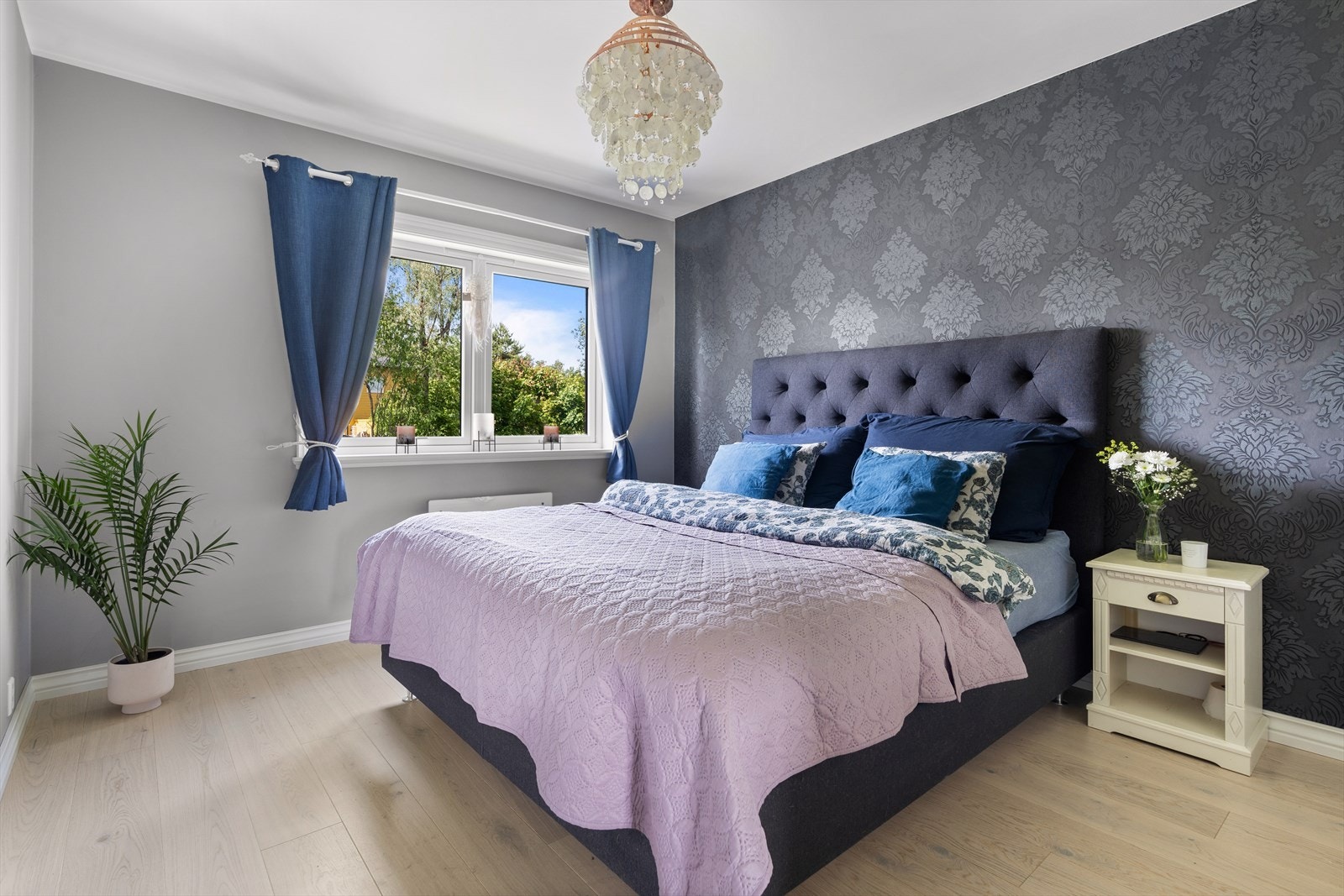 Hovedsoverommet fremstår som romslig og meget delikat, og kan lett innredes med moderne garderobeskap. Galleribilde