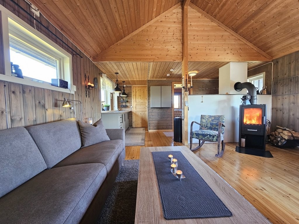 Stua og kjøkkenet er i åpen løsning Galleribilde