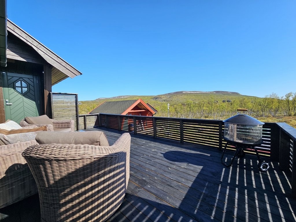 Fin sørvendt veranda med utsikt mot Solvarden Galleribilde