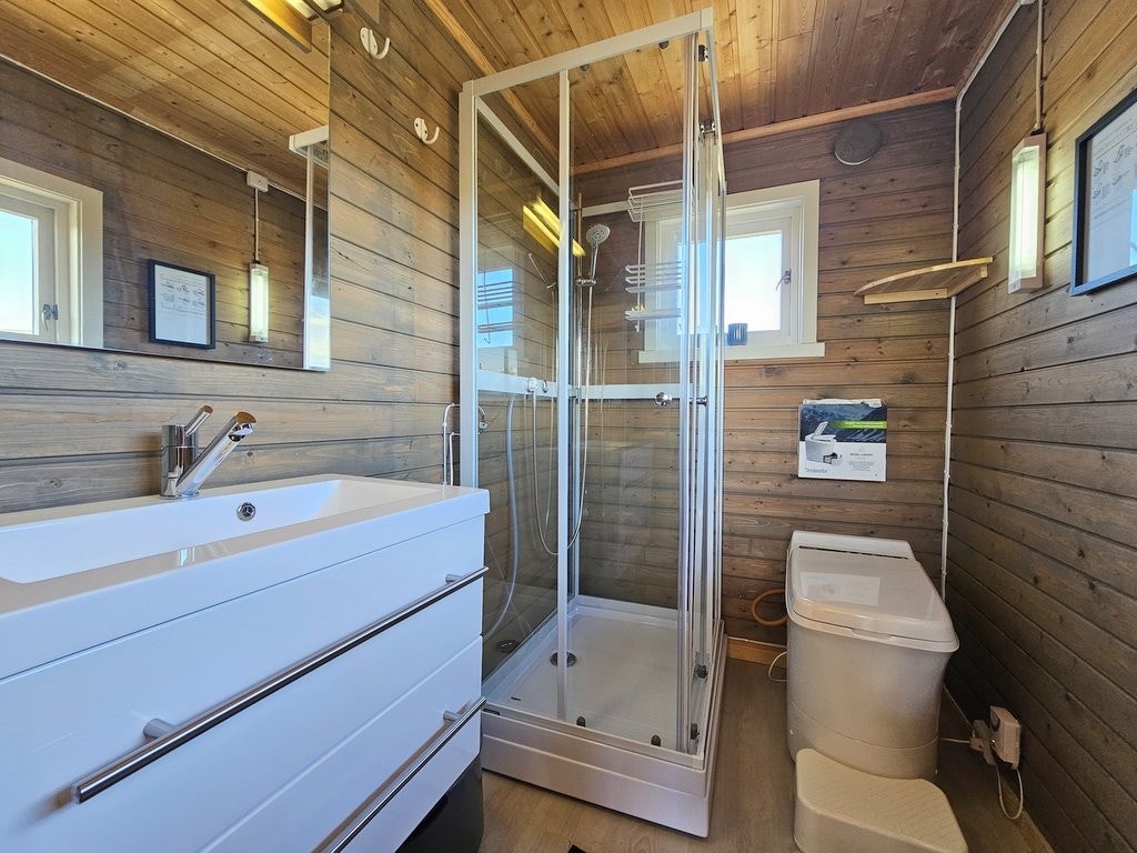 På badet er det montert dusj og forbrenningstoalett (Cinderella) Galleribilde