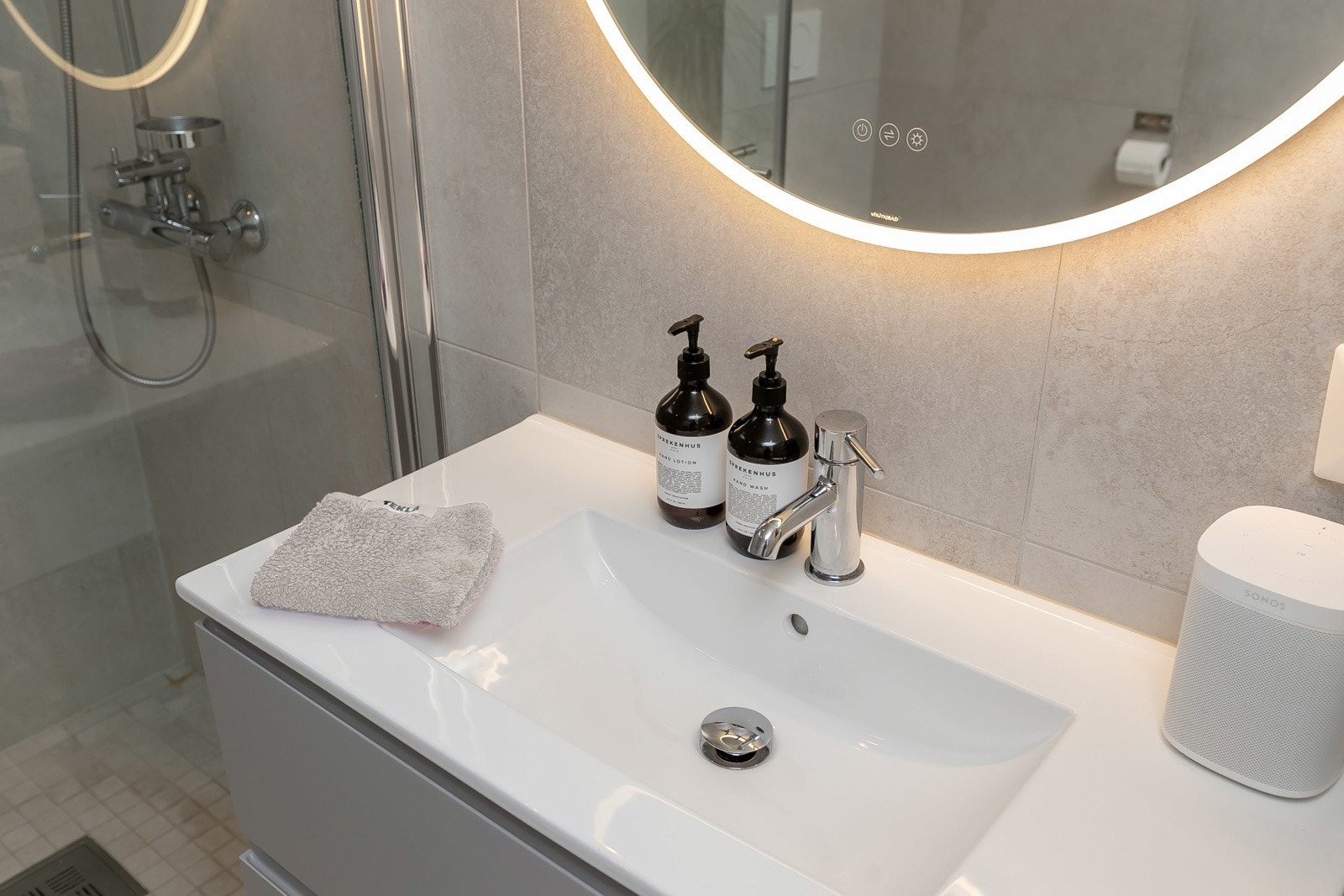 Porselensvask med bredde som gir god avlastning Galleribilde