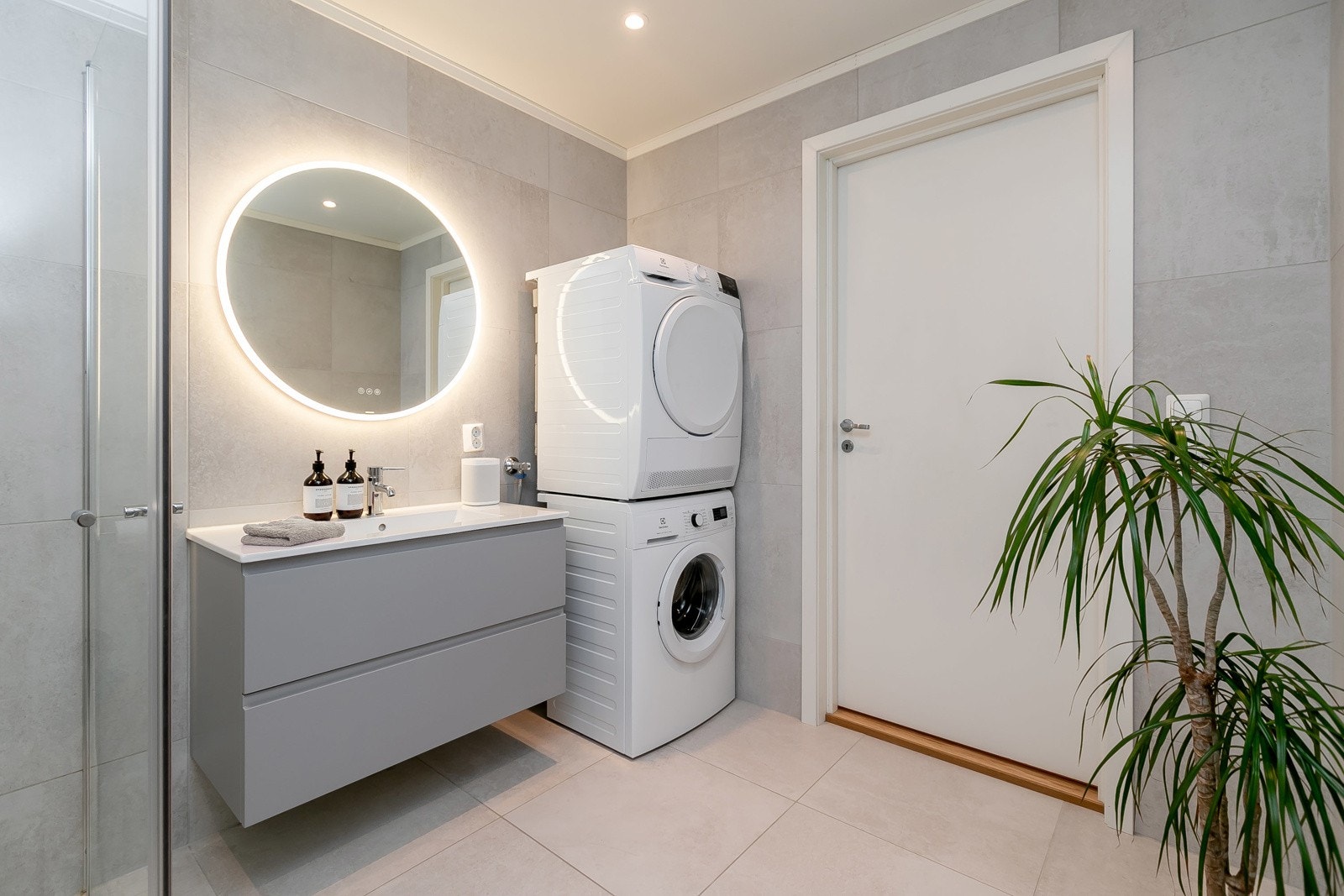 Baderomsinnredning i lys grå farge Galleribilde