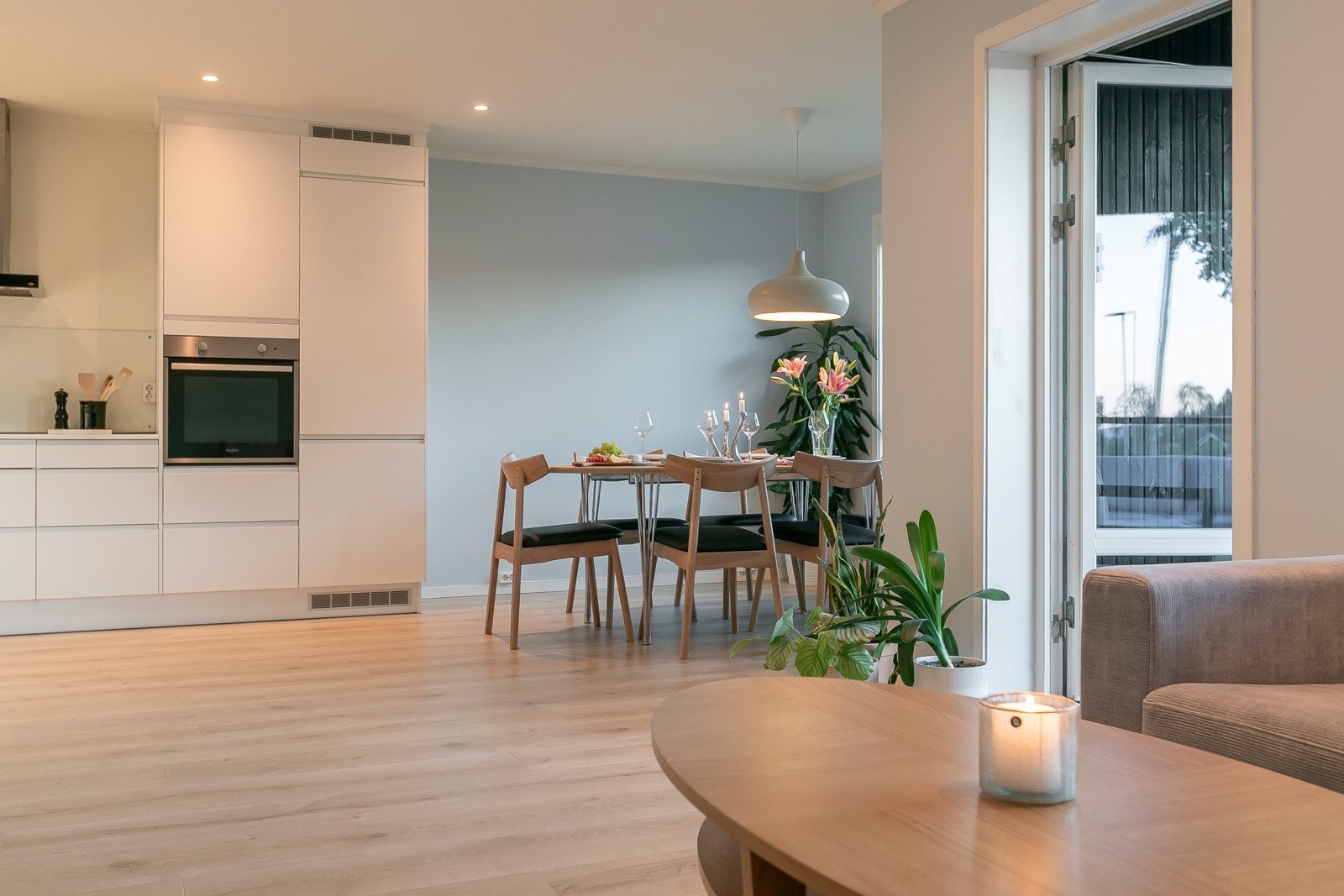 Utgang til terrassen fra stuen. Galleribilde