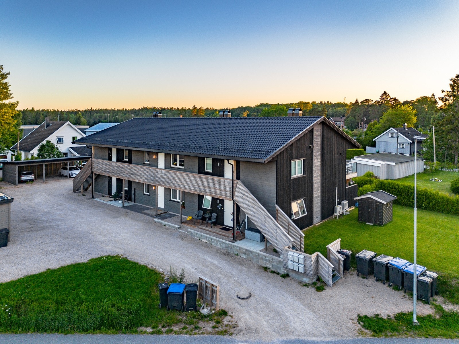 Leiligheten ligger på enden og har første inngang når du kommer opp trappen Galleribilde