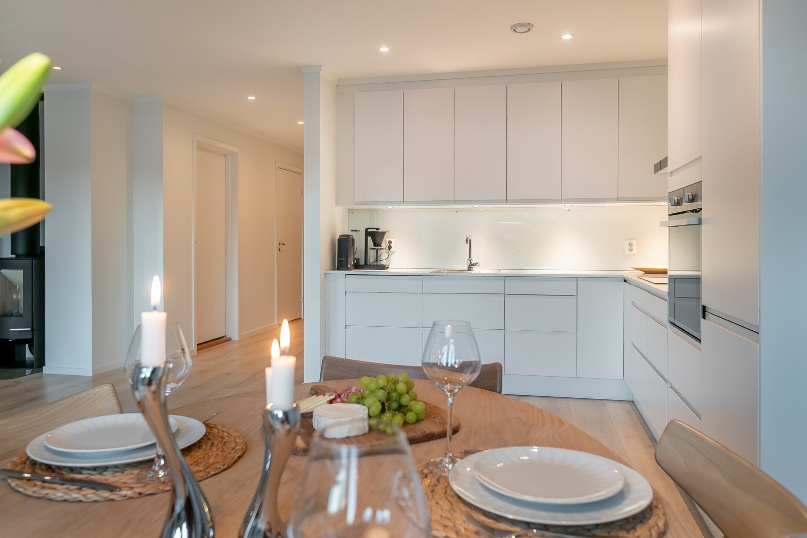 Kjøkkenet er i lyse fronter med heldekkende overskap. Galleribilde