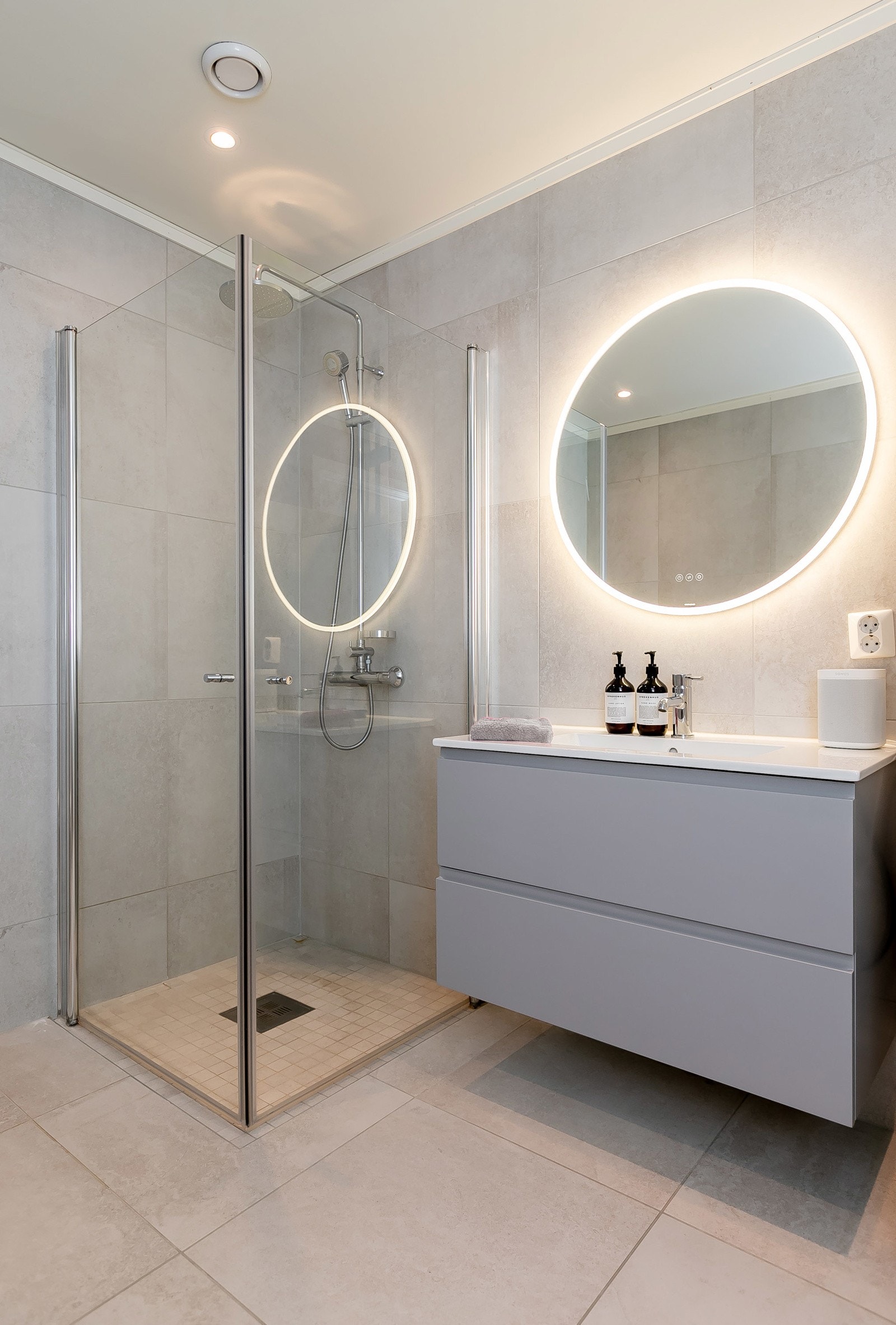 Baderomsspeil med innebygget lys i ulik styrke Galleribilde