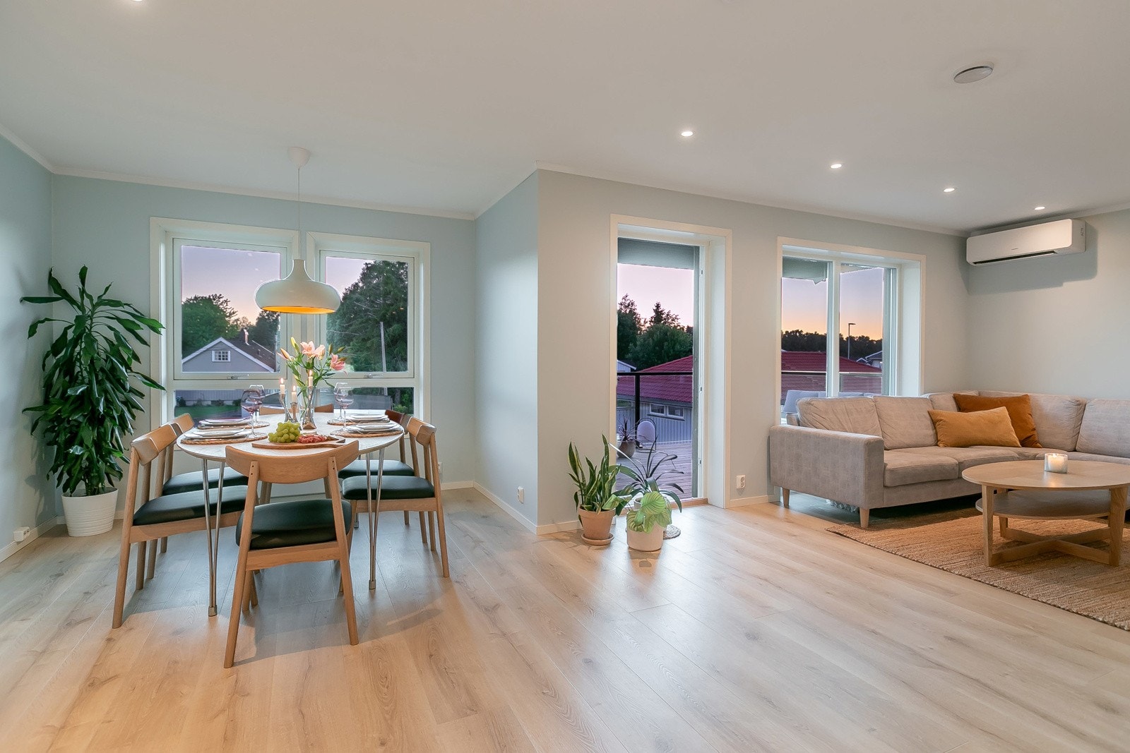 Lys og delikat stue med spotter i tak fordelt på ulike soner Galleribilde