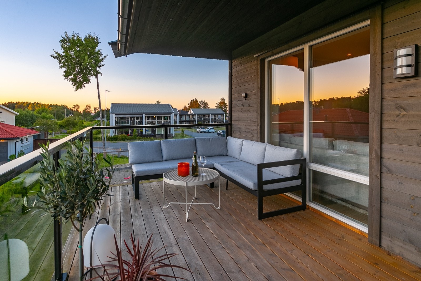 Her er det herlig på sitte ute med sola som går ned i horisonten Galleribilde