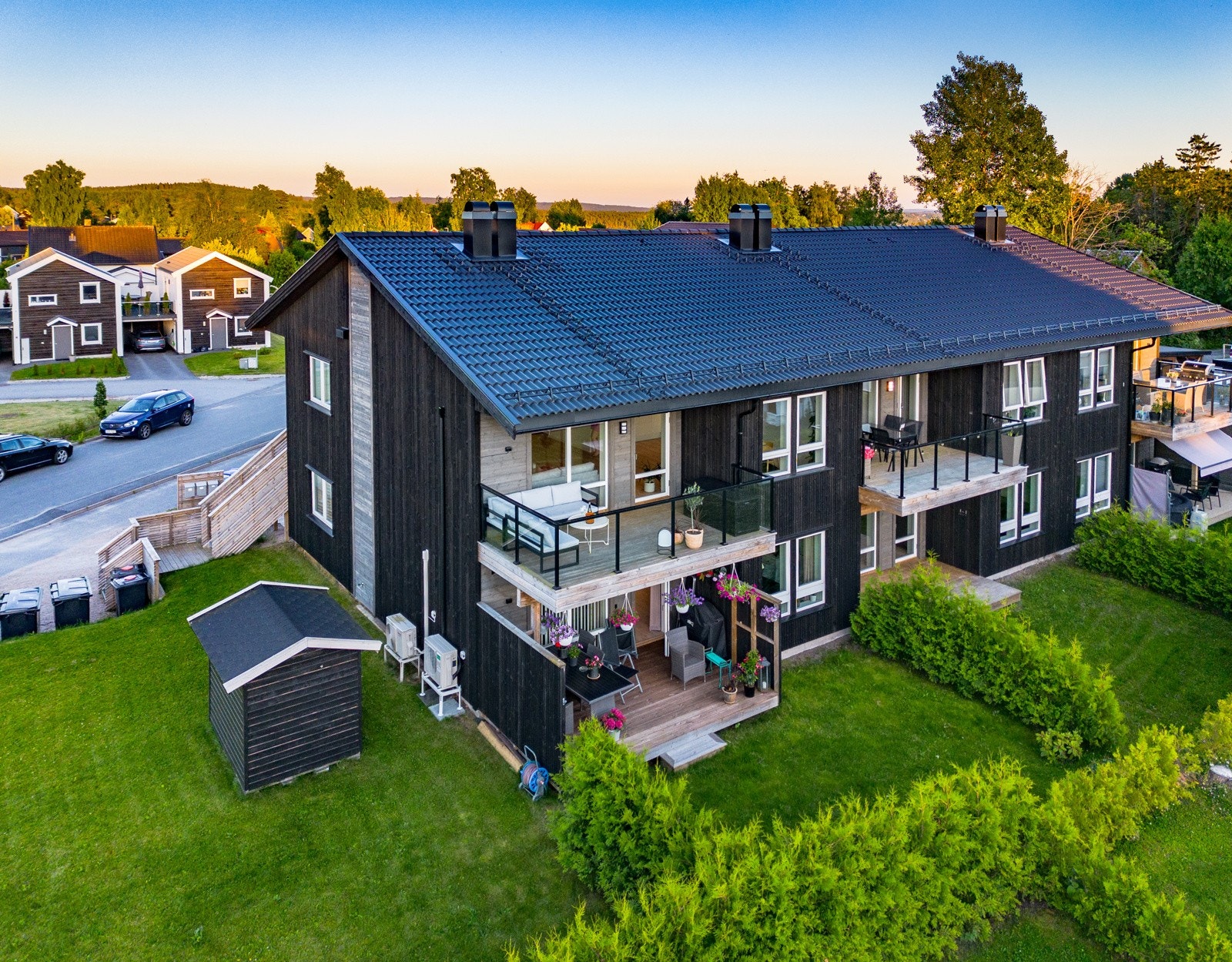 Endeleilighet med stor veranda som har meget gode solforhold på ettermiddag & kveld Galleribilde