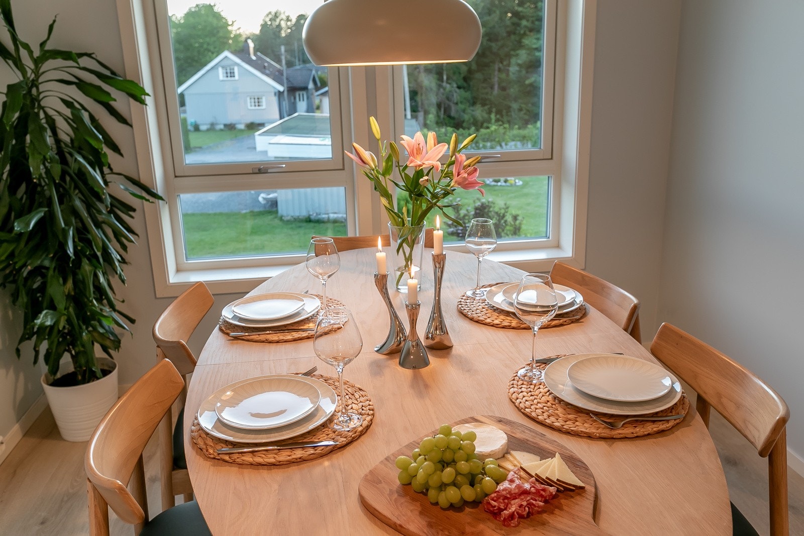 God plass for spisebord med mulighet for å utvide bordet ved spesielle anledninger Galleribilde