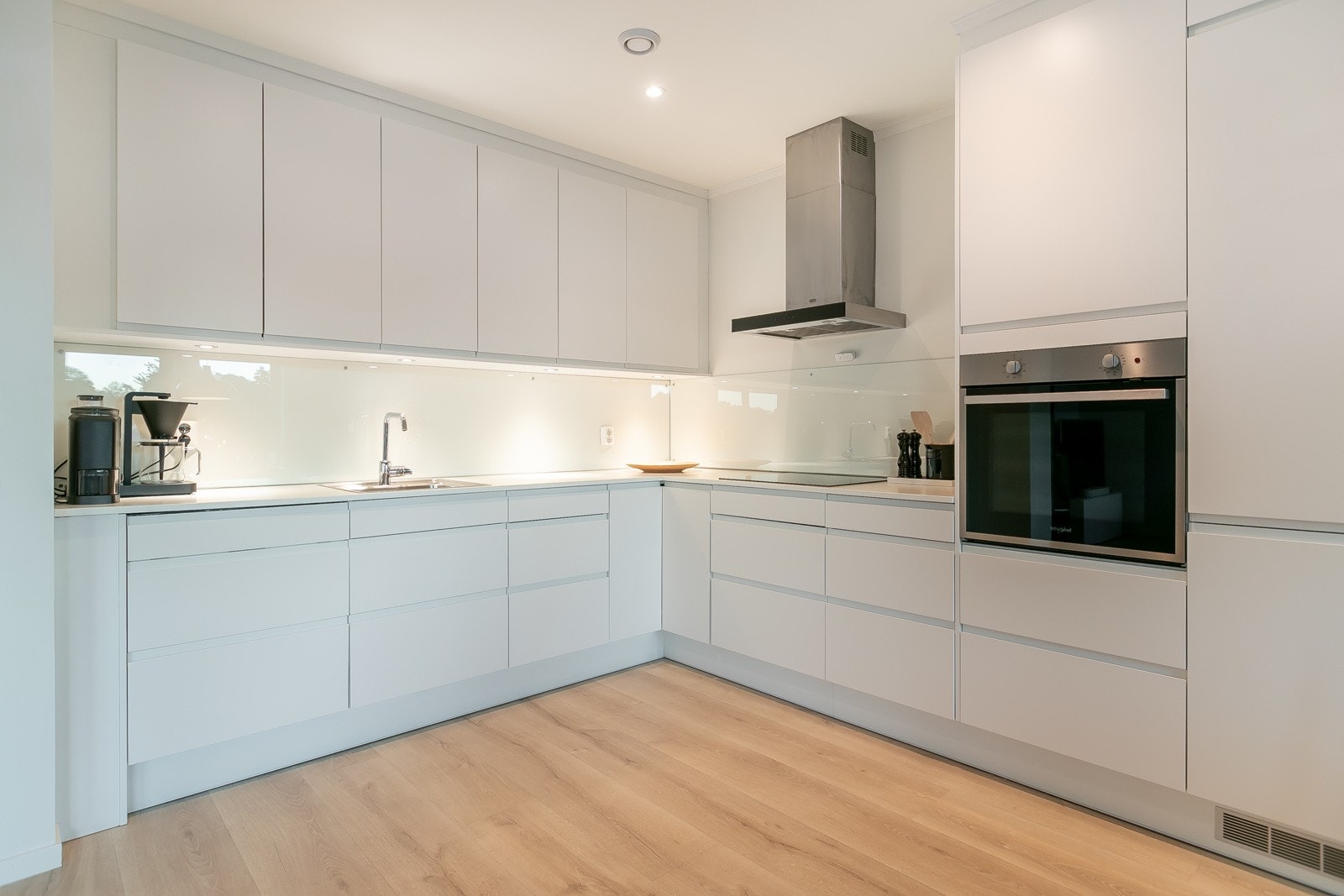 Stilrent kjøkken med integrerte hvitevarer. Galleribilde