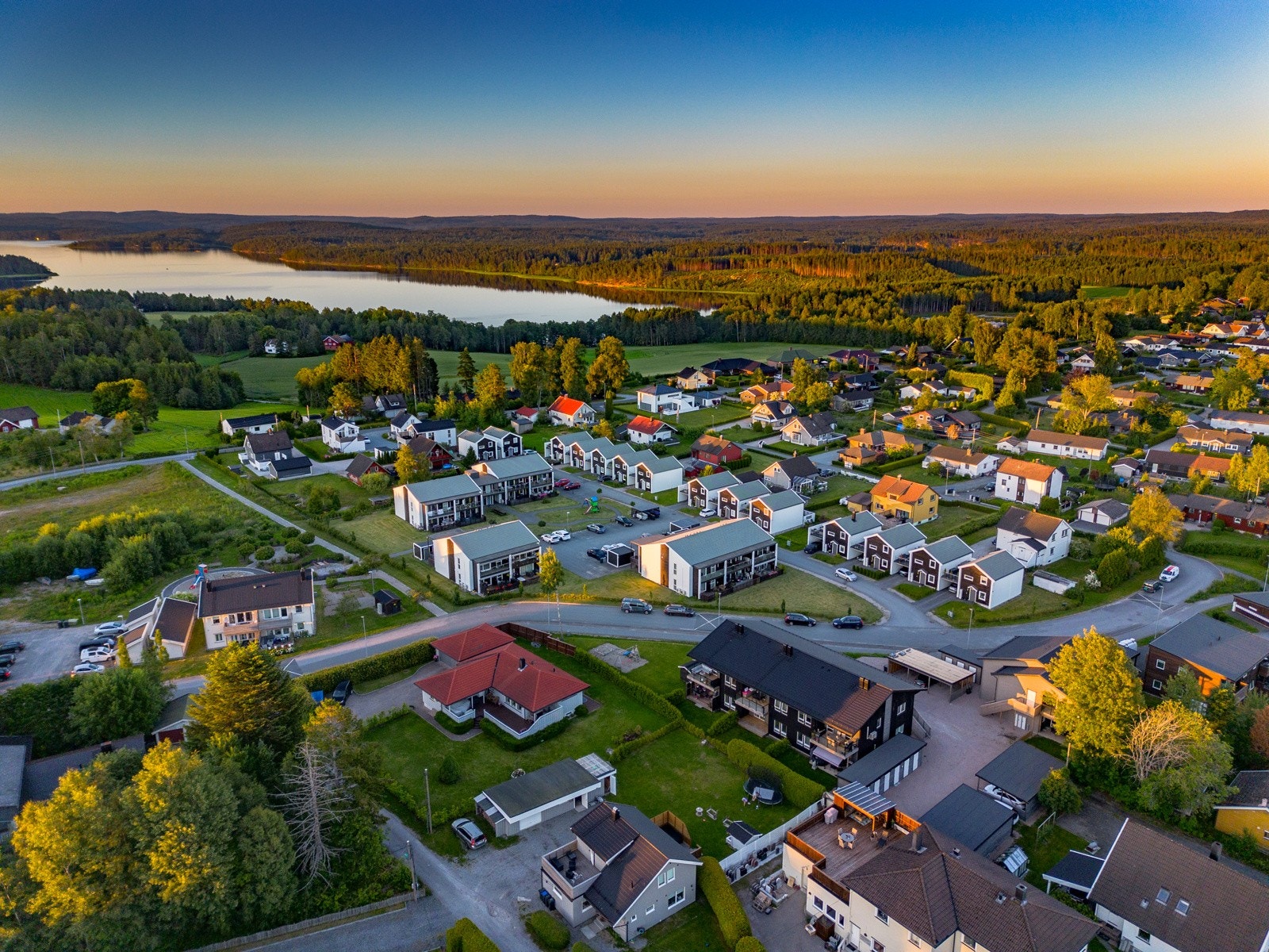 Sandbakken er flott med gode idrettsanelgg, barne- og ungdomsskole, kort vei til nydelige turområder og badeplasser. Galleribilde