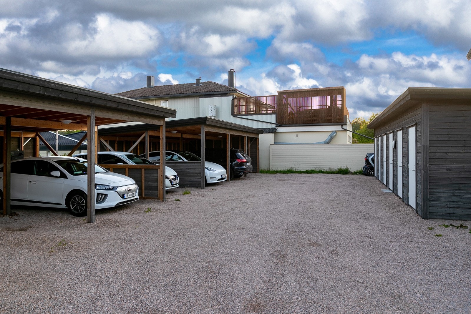 Carport med egen el-bil lader Galleribilde