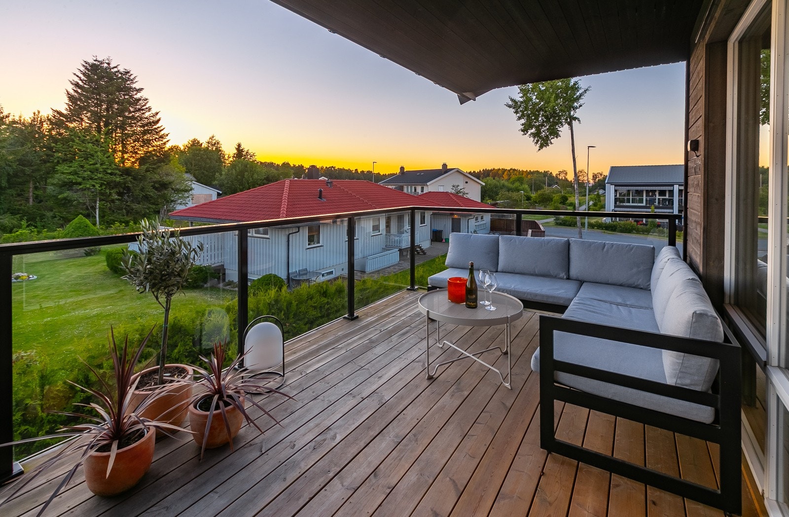 Med overbygget tak sitter du fint ute og kan nyte solnedgangen Galleribilde