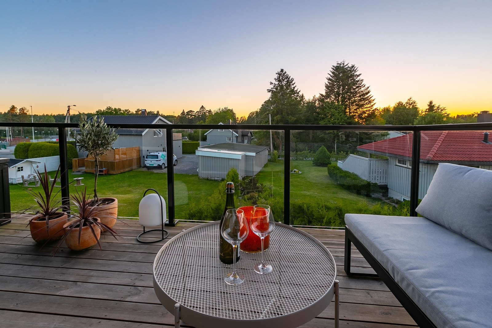 Glassverandaen slipper inn lys og gir en luftig følelse utendørs Galleribilde