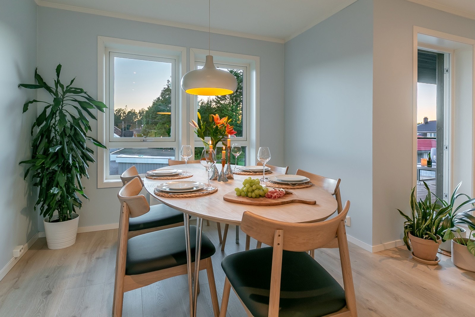 Fint lys slipper inn i rommene og man kan se solen gå ned fra både spiseplassen og stuedelen Galleribilde