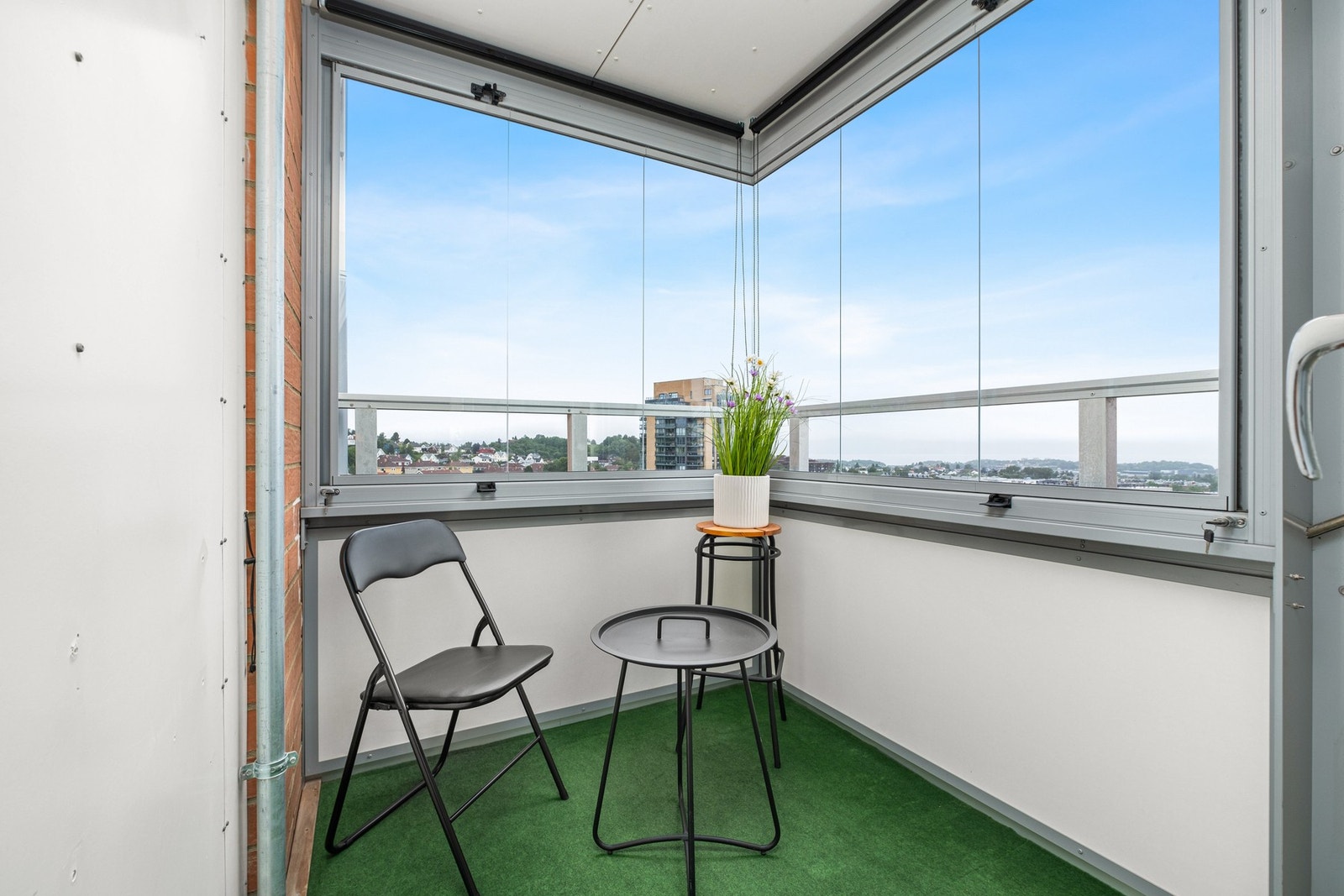 På balkongen er det innglassert balkong som kan åpnes og lukkes etter ønske og behov. Galleribilde