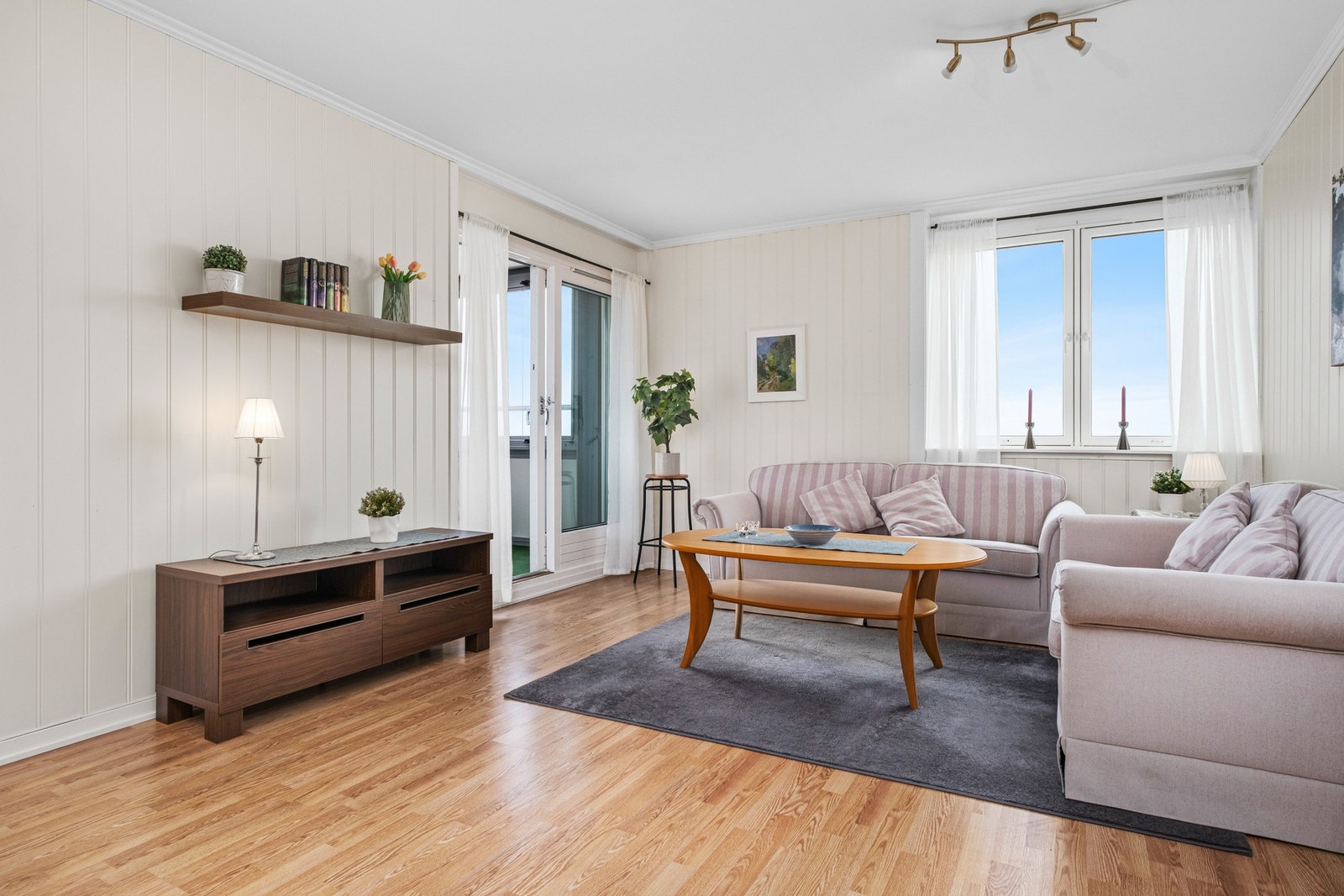 Fra stua har man utgang til innglassert balkong med flott utsikt fra 10. etg. Galleribilde