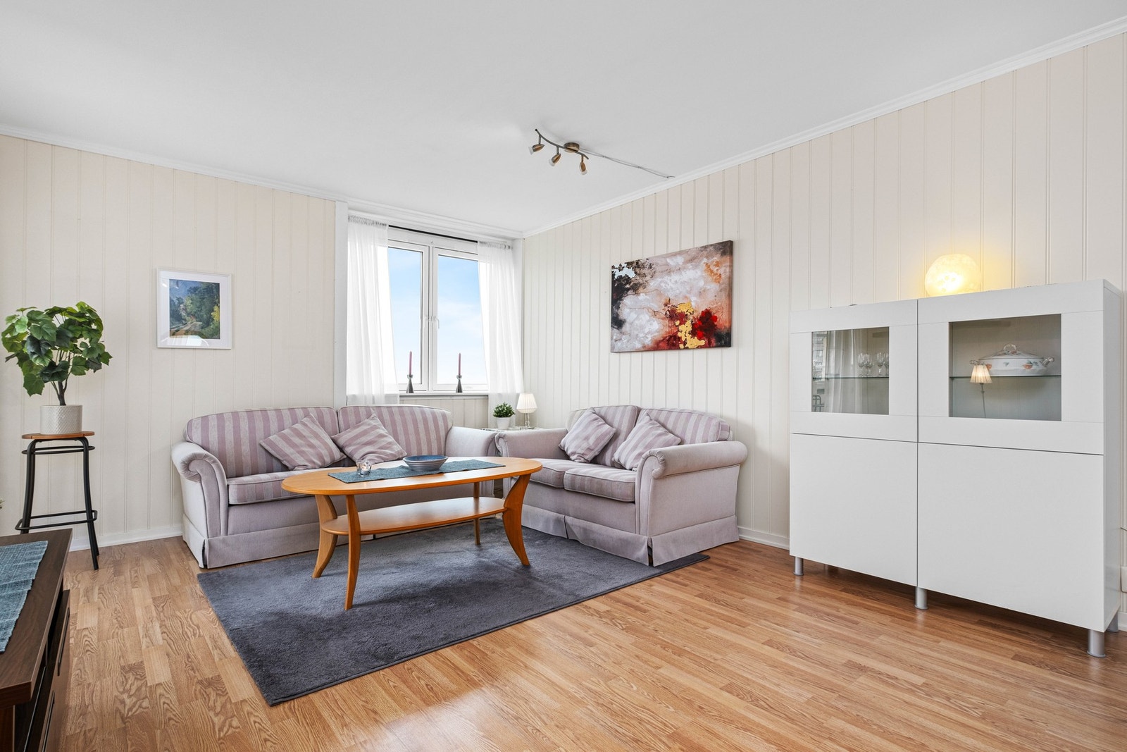 God plass til sofagruppe på stua. Leiligheten oppleves som lys og luftig. Galleribilde