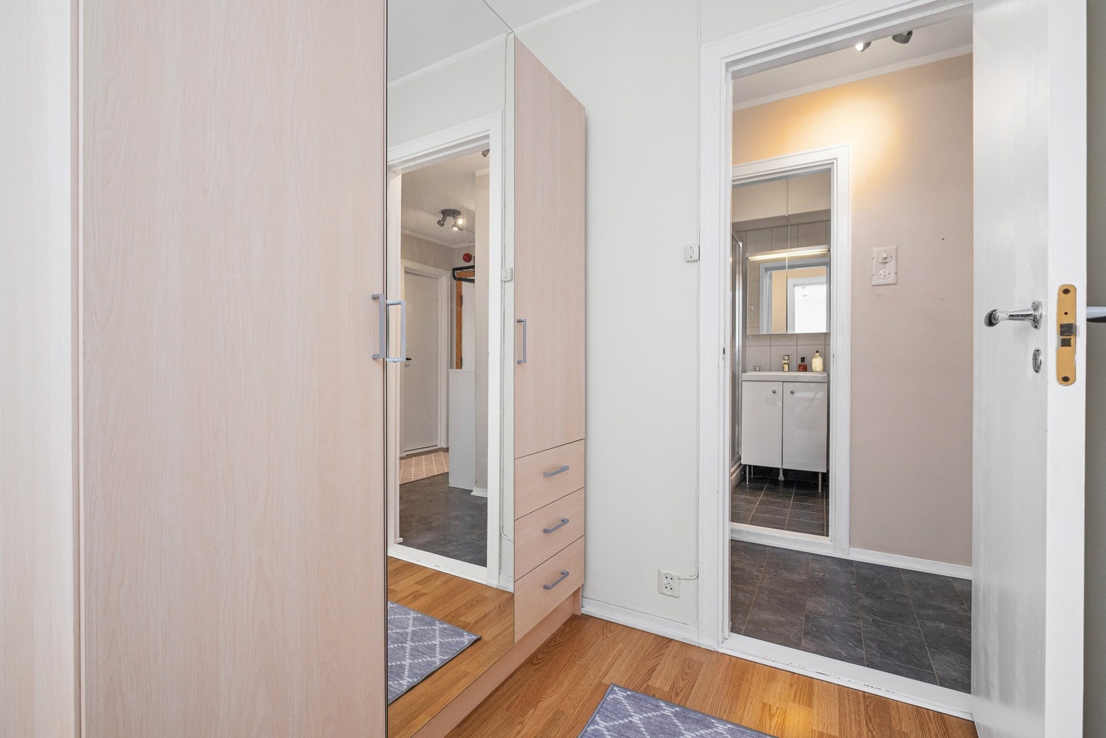 Det er rikelig med skapplass på soverommet. I tillegg er det bod i leiligheten - samt i kjelleren. Galleribilde