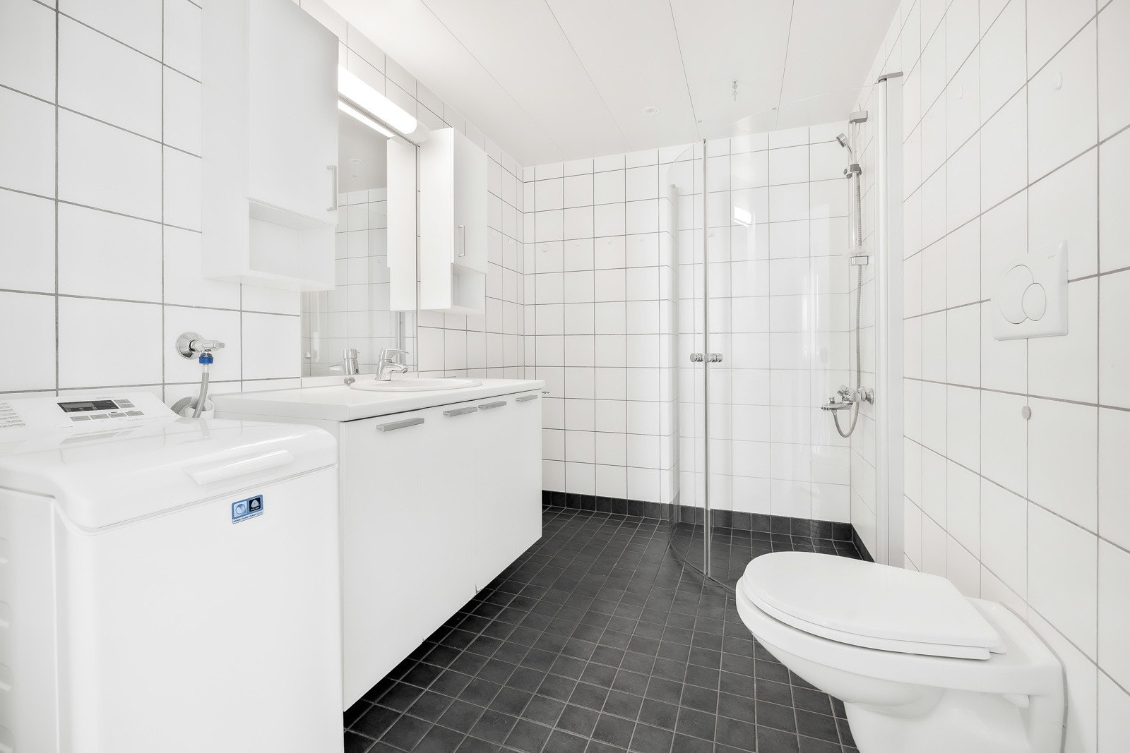 Lyst bad med opplegg for vaskemaskin. Galleribilde