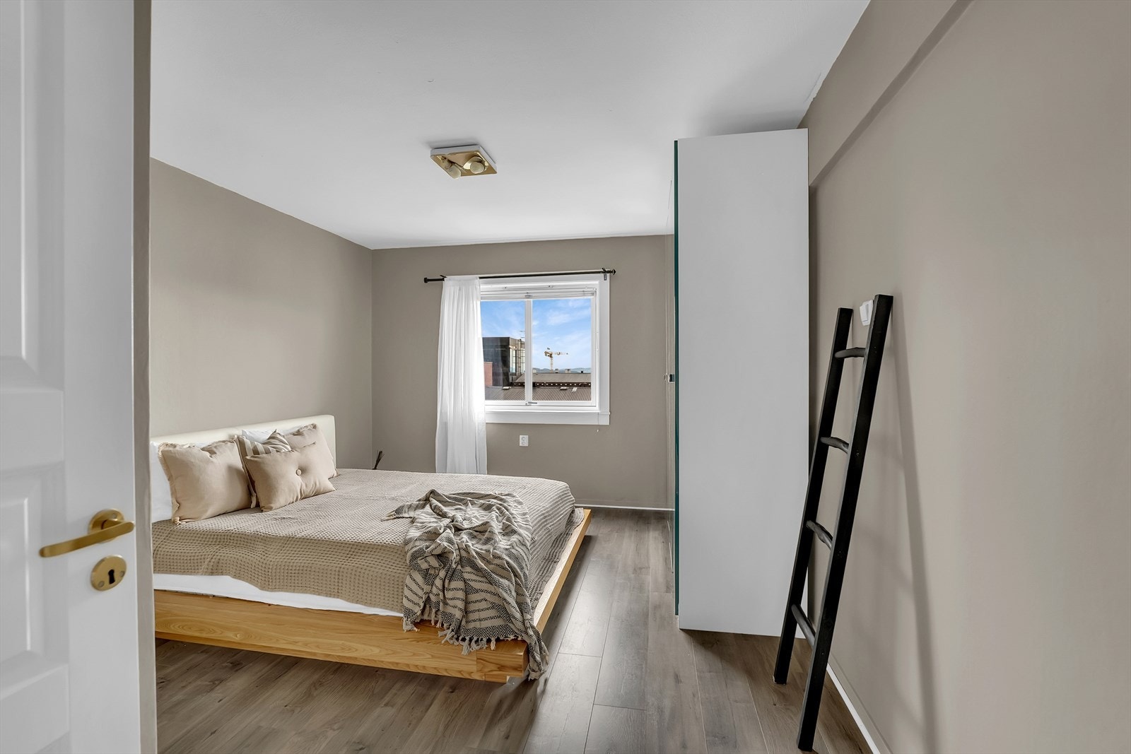 Hovedsoverom av god størrelse med tidsriktige fargetoner og god plass til dobbeltseng med tilhørende møblement. Galleribilde
