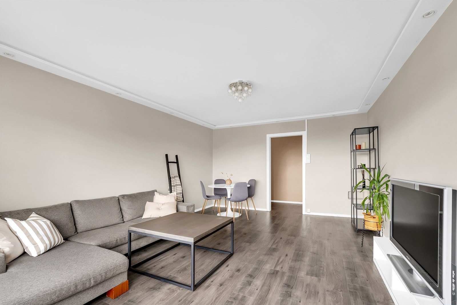 Stuen deles naturlig i to soner med sofaområde og spisestue. Galleribilde