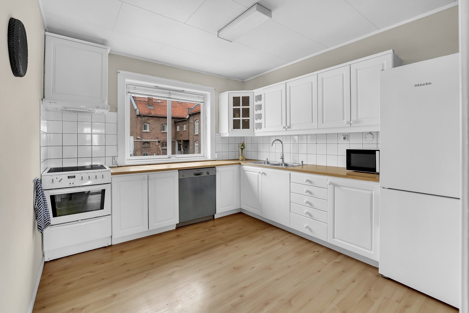 Kjøkkenet ligger i eget rom og har godt med skap- og benkplass. Galleribilde