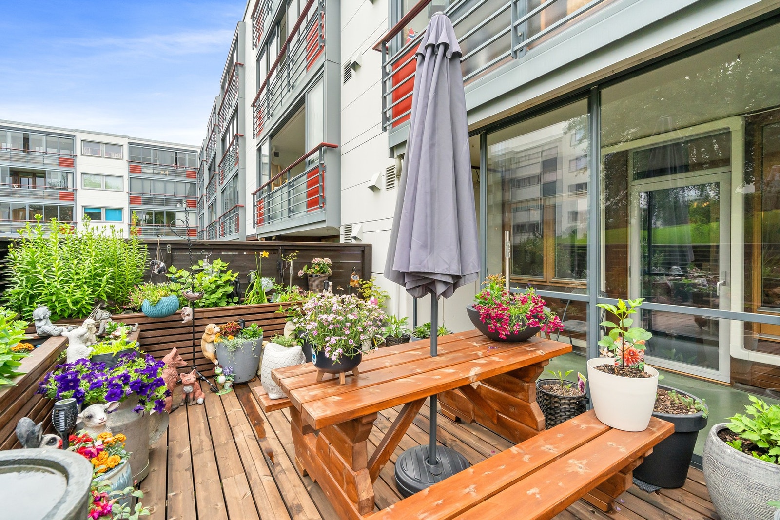 Gode parkeringsmuligheter i borettslaget med mulighet for leie av garasjeplass. Galleribilde