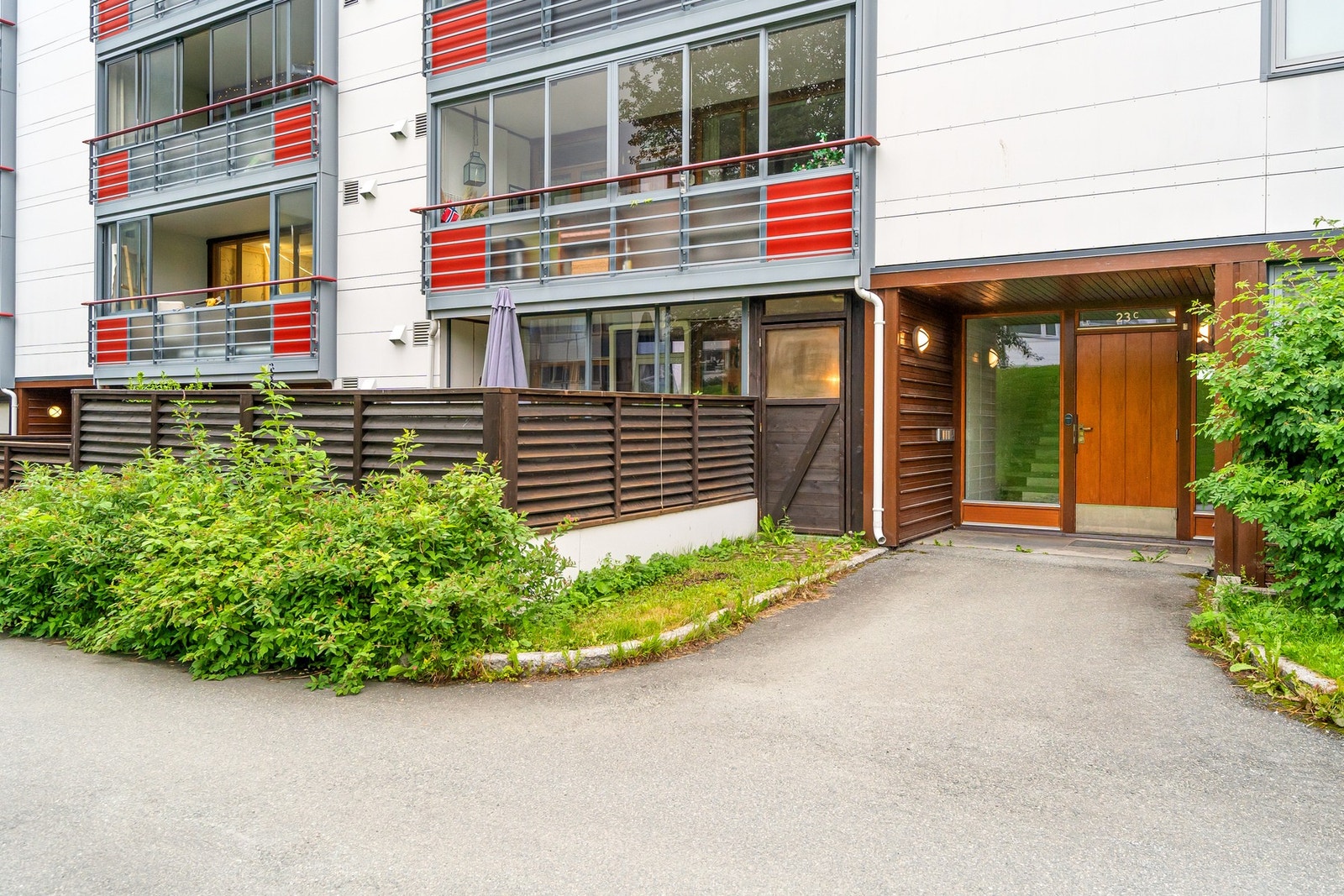 Inngangsparti med egen utgang fra terrasse. Galleribilde