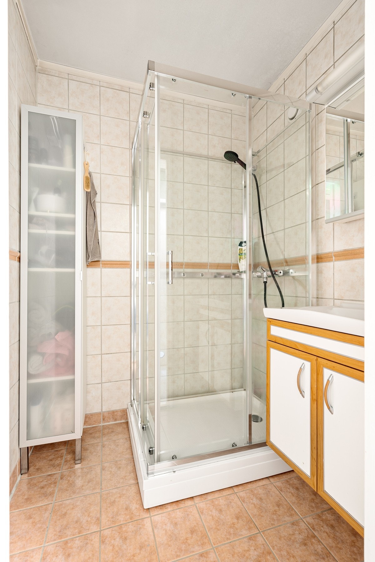 Badet har flis på vegger og gulv. Galleribilde