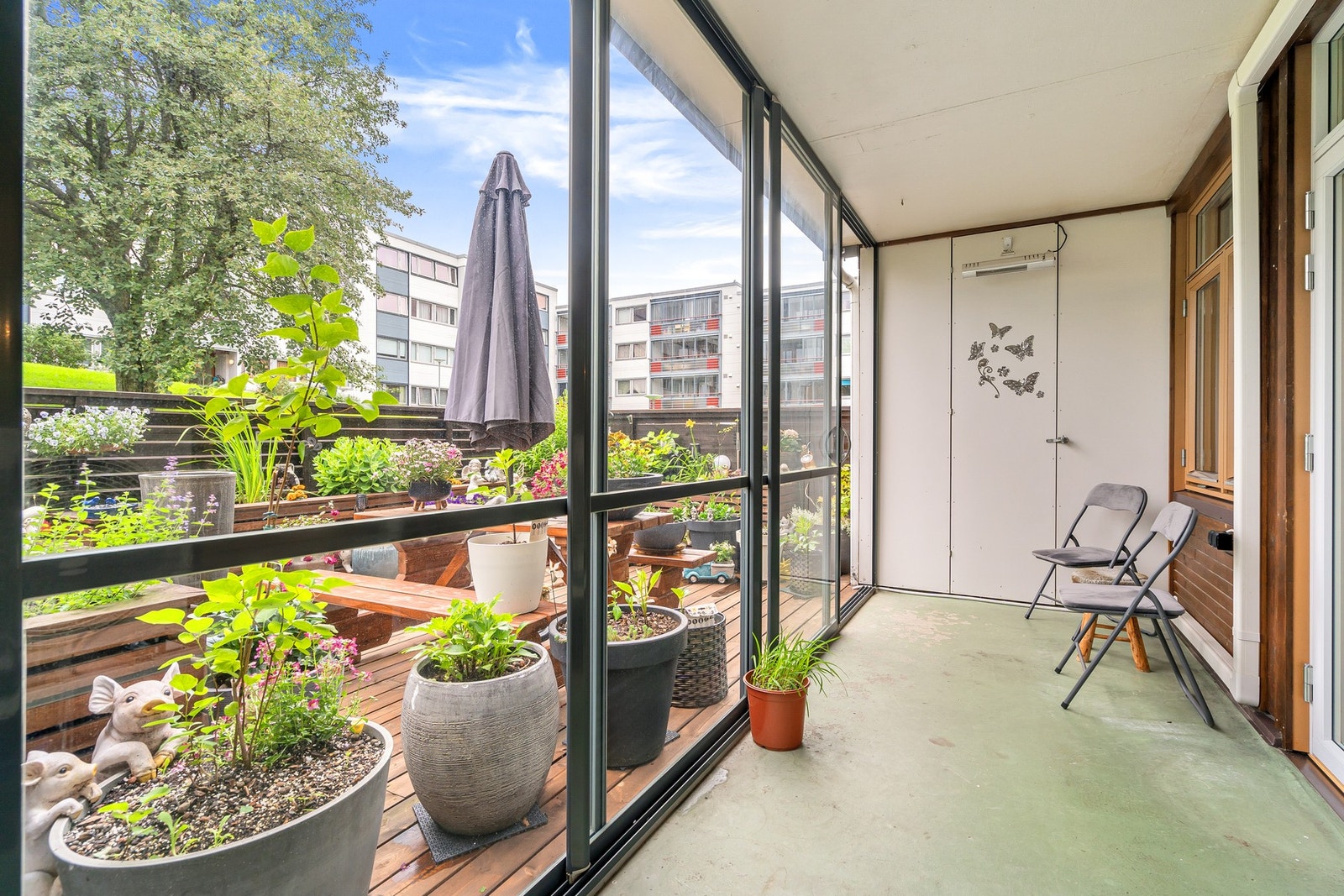 Fra stuen er det utgang til en koselig innglasset terrasse. Galleribilde