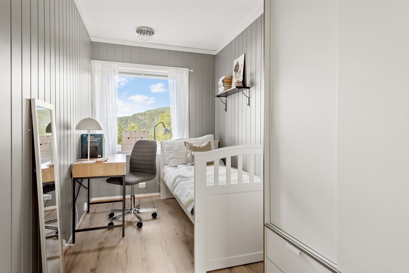 Soverom nummer to har adkomst fra stuen. Dette er litt mindre på størrelse. Galleribilde