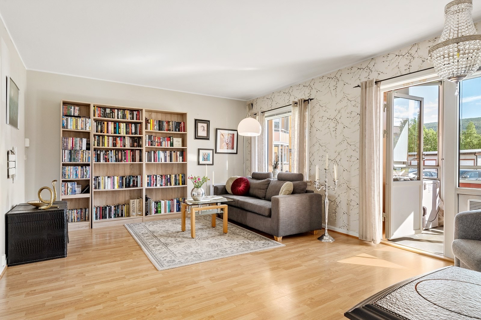 Eiendomsmegler MNEF Kristine Langfjell har gleden av å presentere Stjerneveien 9. En koselig andelsleilighet med tre soverom i borettslagets første etasje. Galleribilde