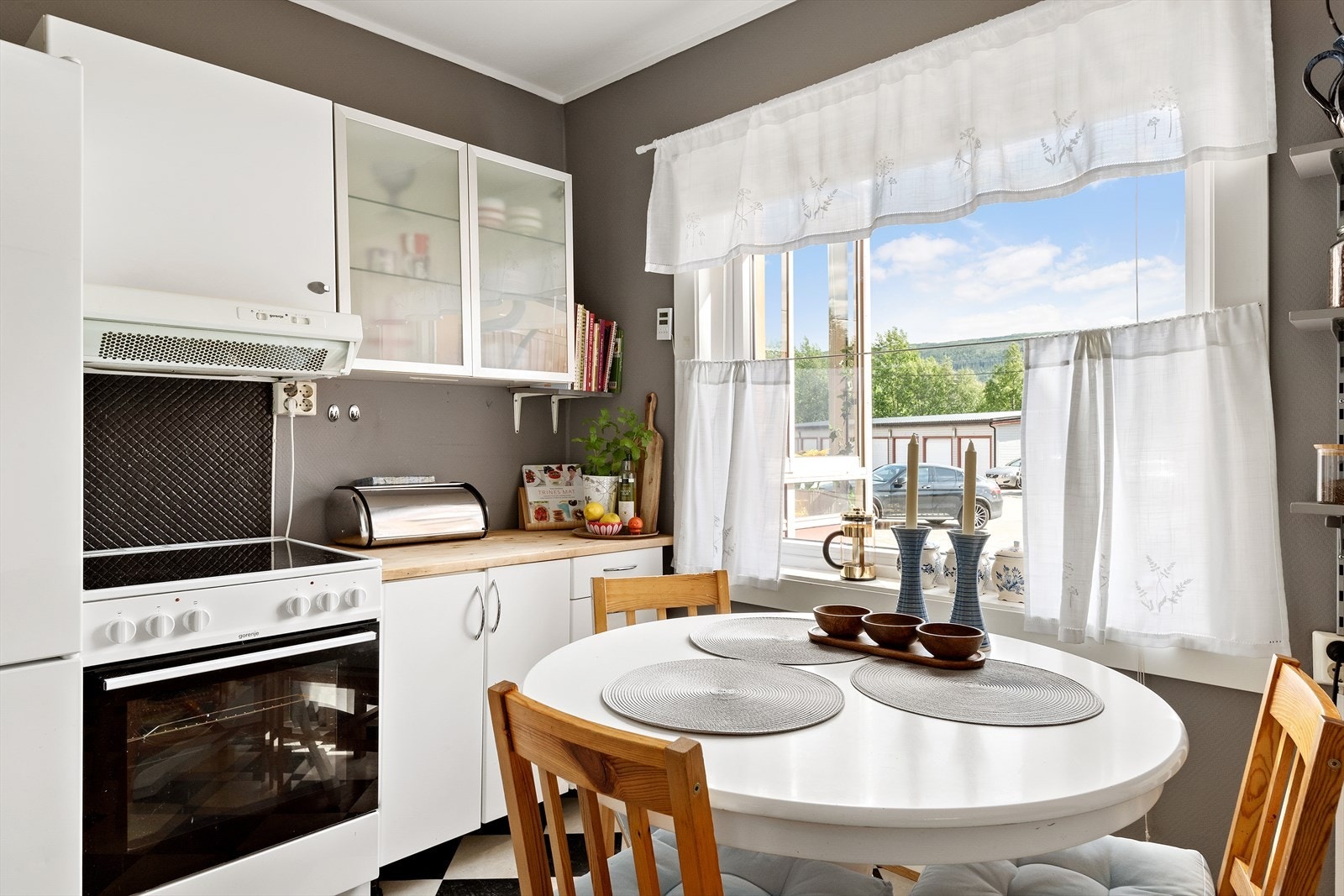 Det er også supplert med flere vegghengte hyller som medfølger i handelen. Galleribilde